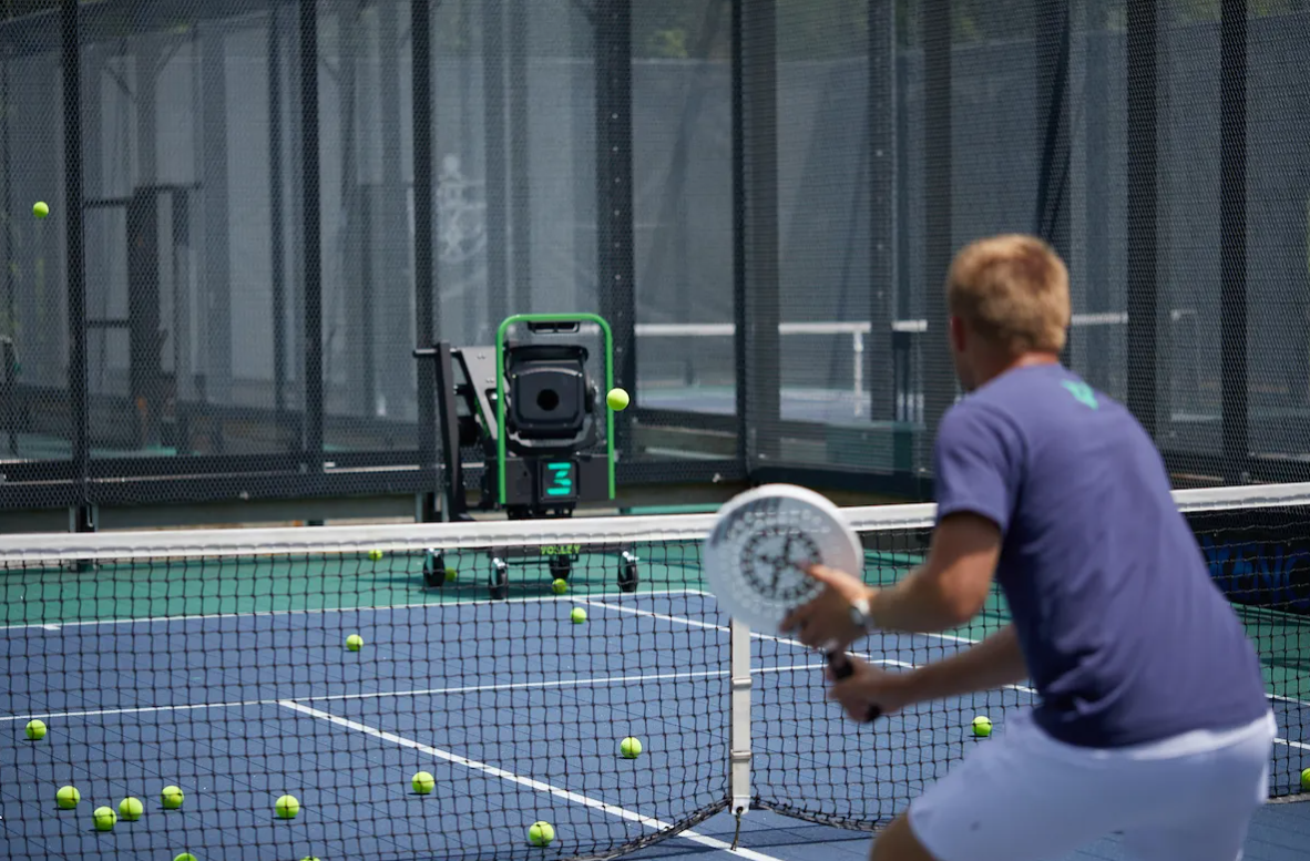 Тренажер для большого тенниса с поддержкой искусственного интеллекта