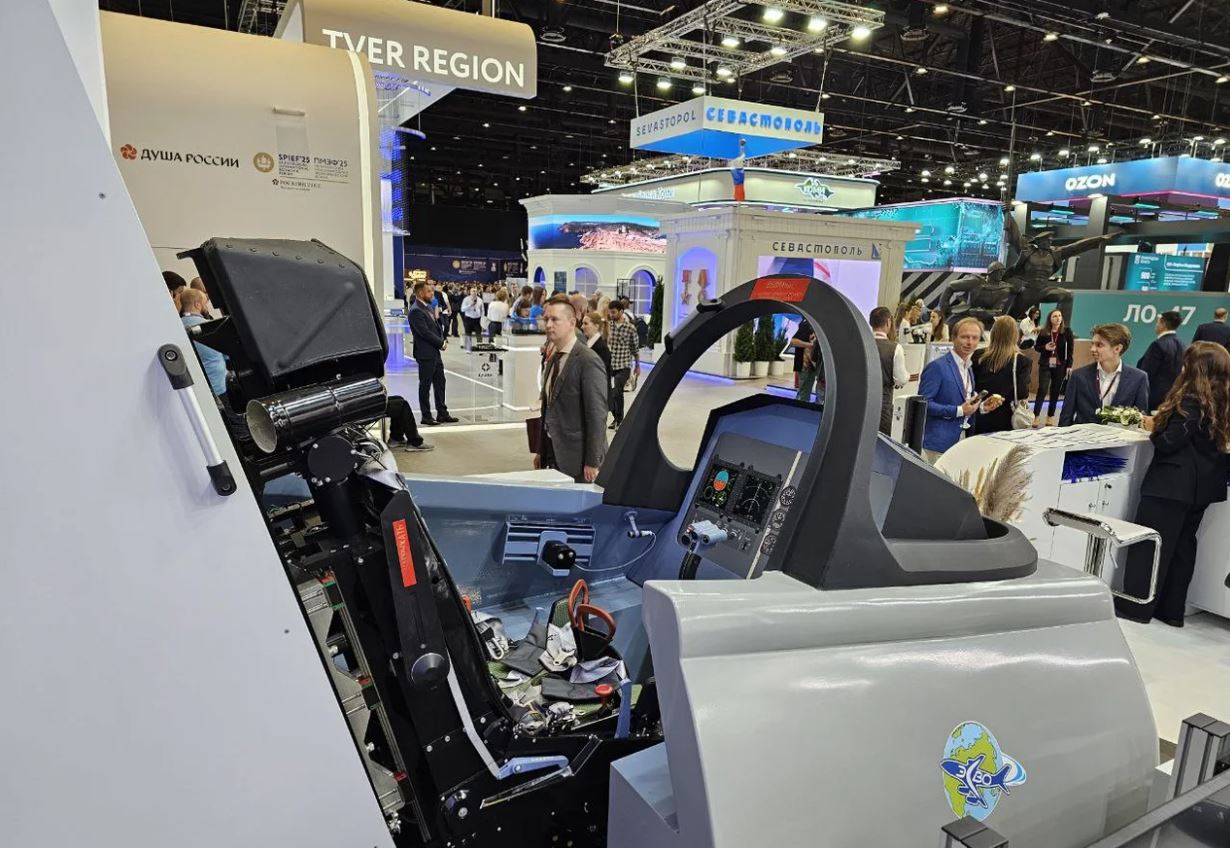 Специализированный тренажер Су-30СМ воссоздает широкий спектр полетных условий и аварийных ситуаций.